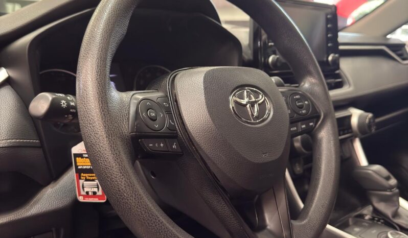 
								RAV4 XLE HV 2021 GRIS METALICO full									