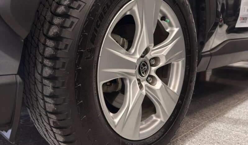 
								RAV4 XLE HV 2021 GRIS METALICO full									