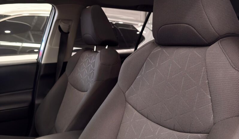 
								RAV4 XLE HV 2021 GRIS METALICO full									
