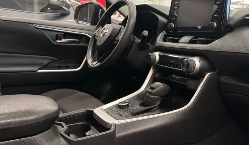 
								RAV4 XLE HV 2021 GRIS METALICO full									