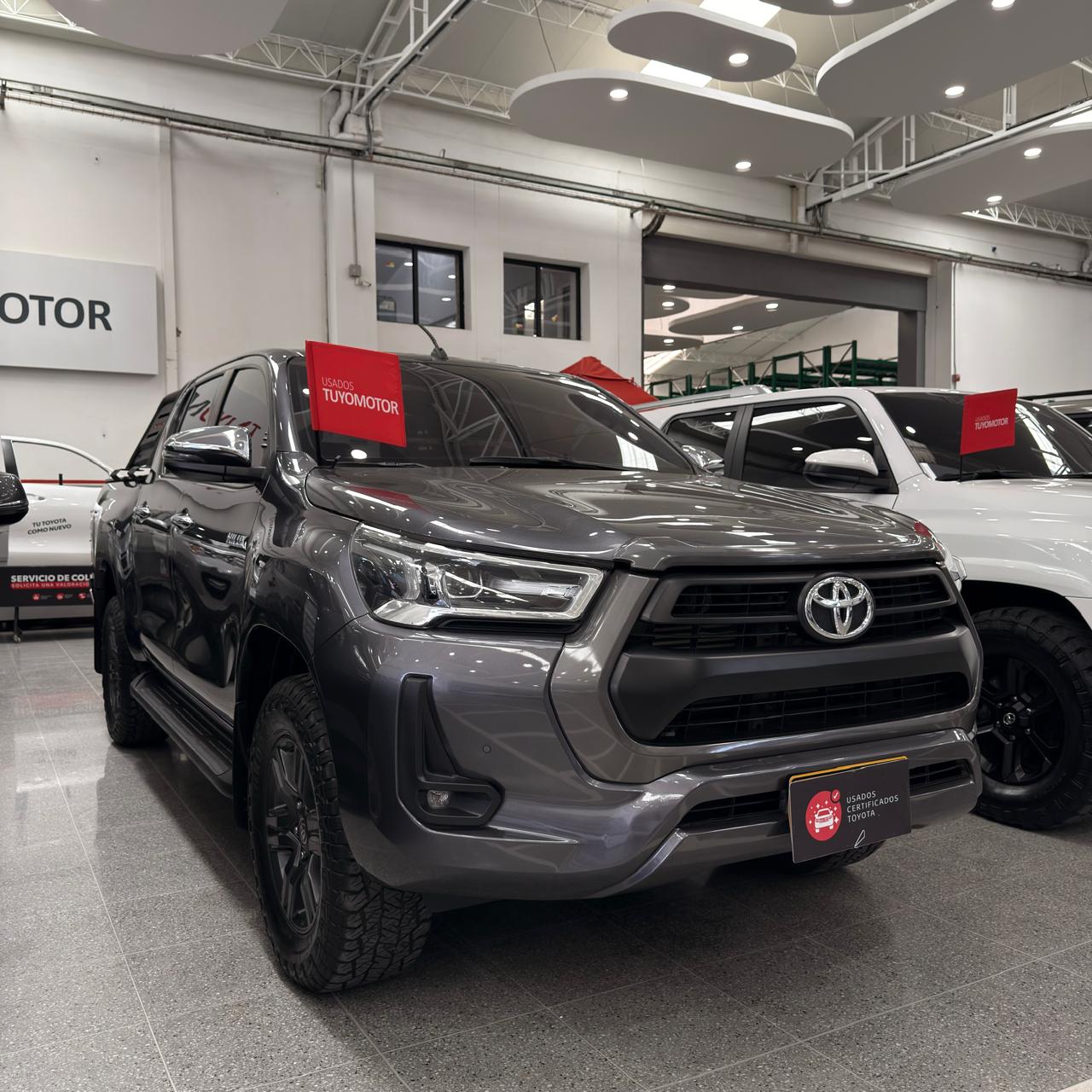 HILUX 2,4 4X4 DIESEL AT 2023 GRIS METALICO