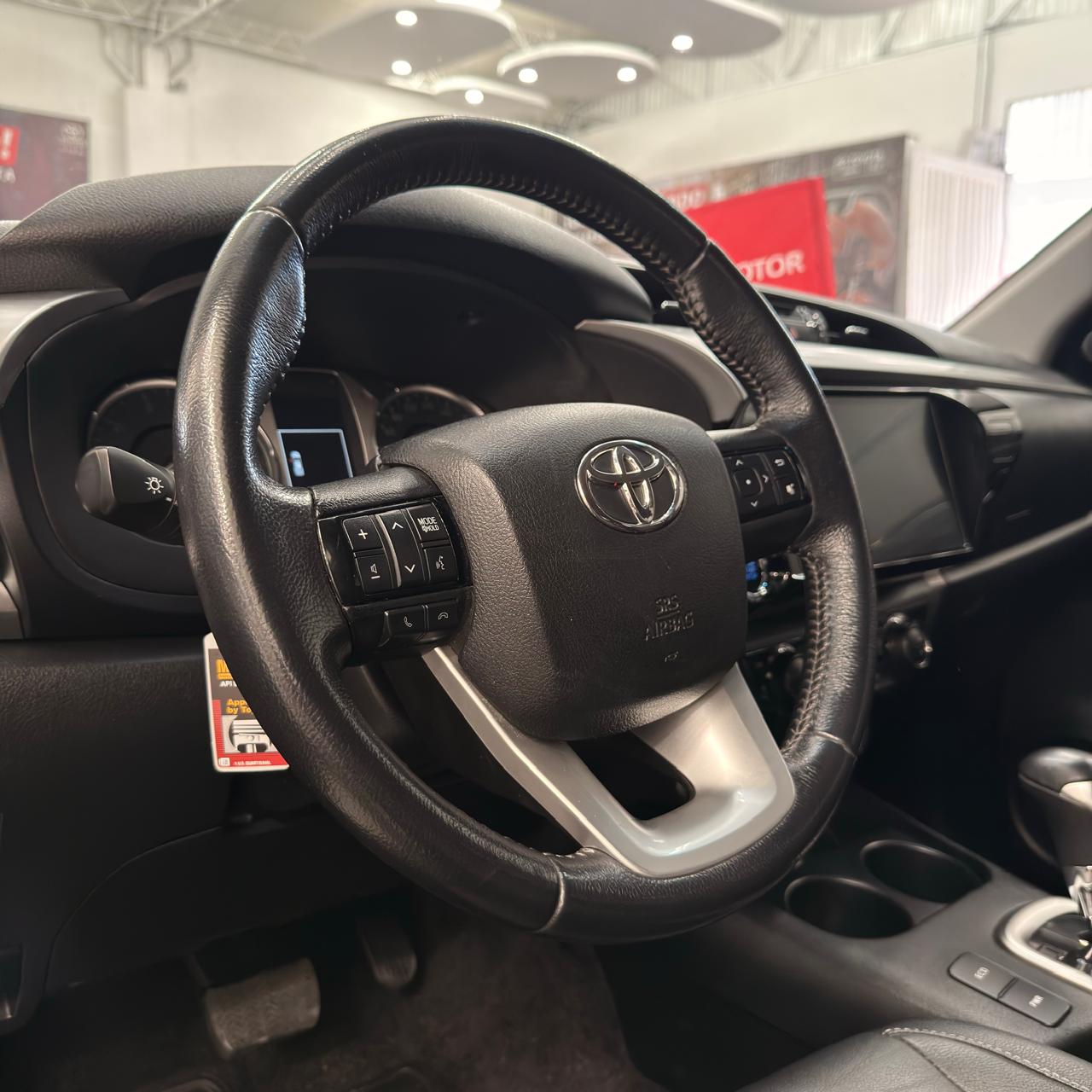 HILUX 2,4 4X4 DIESEL AT 2023 GRIS METALICO