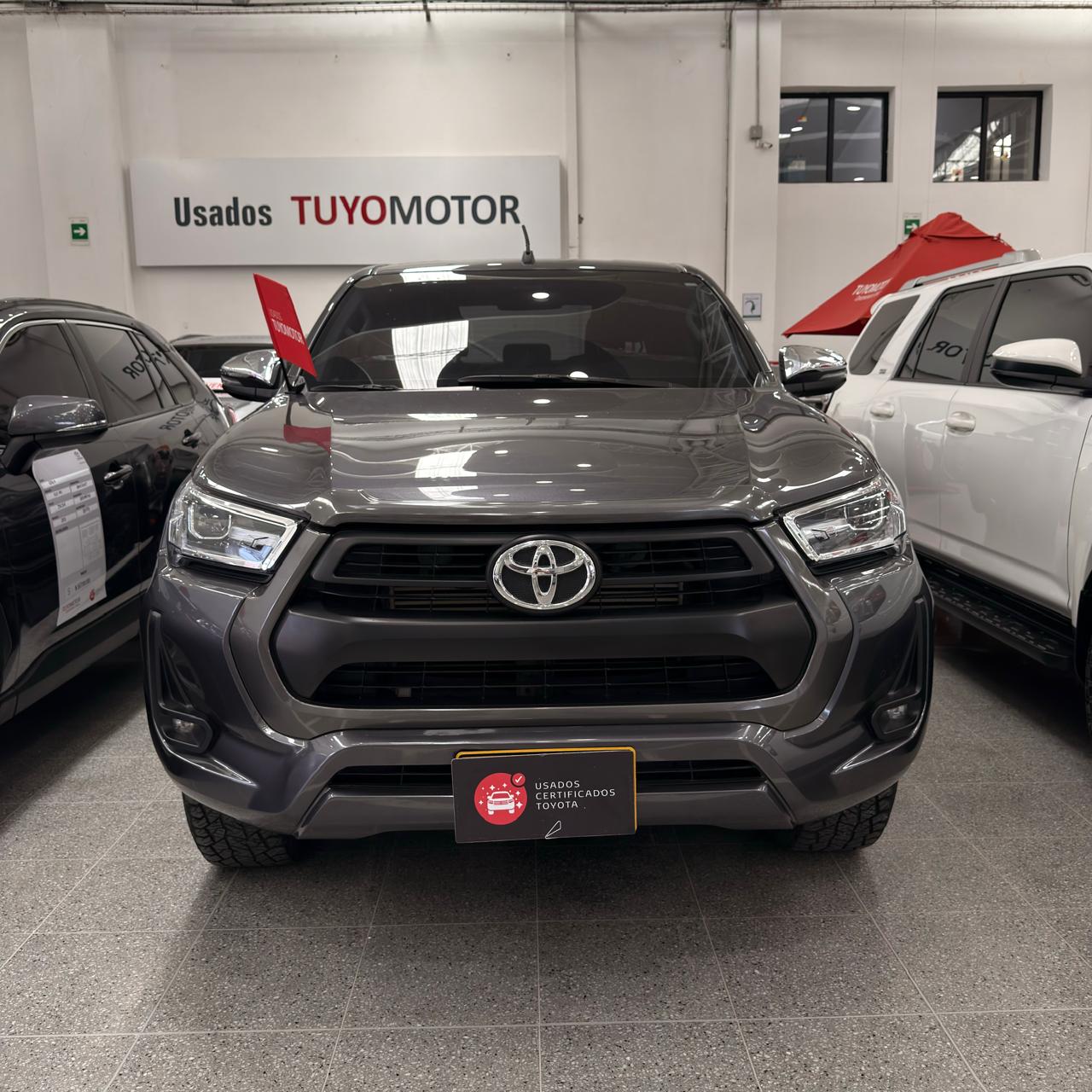 HILUX 2,4 4X4 DIESEL AT 2023 GRIS METALICO