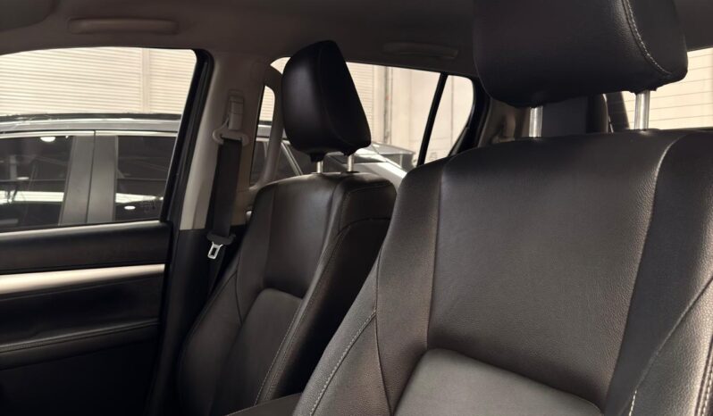 
								HILUX 2,4 4X4 DIESEL AT 2023 GRIS METALICO full									