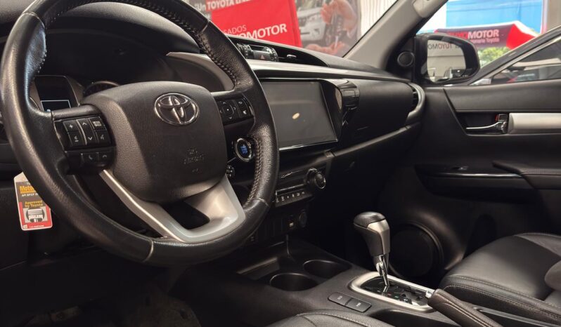 
								HILUX 2,4 4X4 DIESEL AT 2023 GRIS METALICO full									