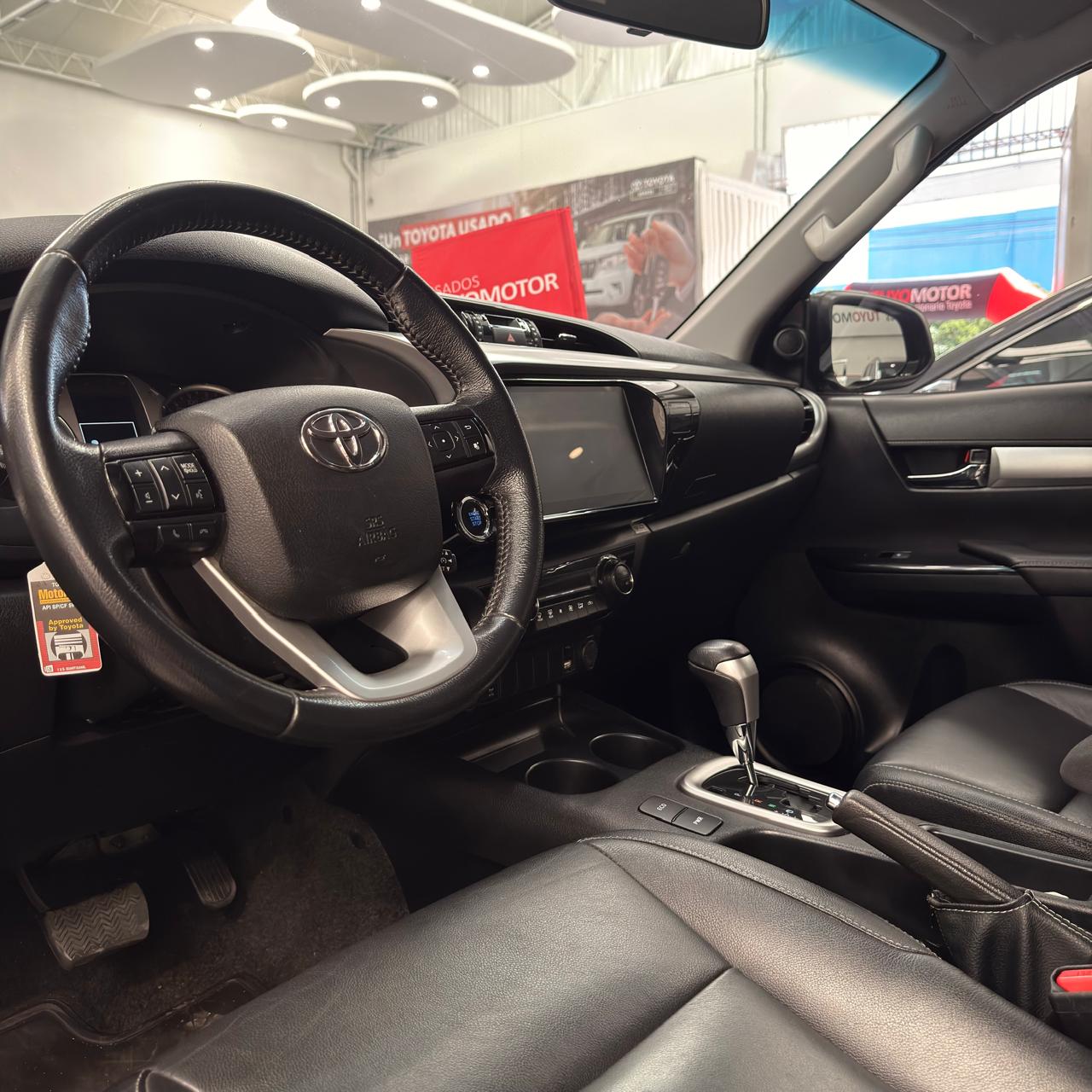 HILUX 2,4 4X4 DIESEL AT 2023 GRIS METALICO