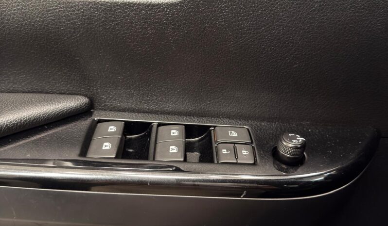 
								HILUX 2,4 4X4 DIESEL AT 2023 GRIS METALICO full									