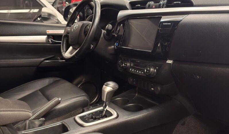 
								HILUX 2,4 4X4 DIESEL AT 2023 GRIS METALICO full									