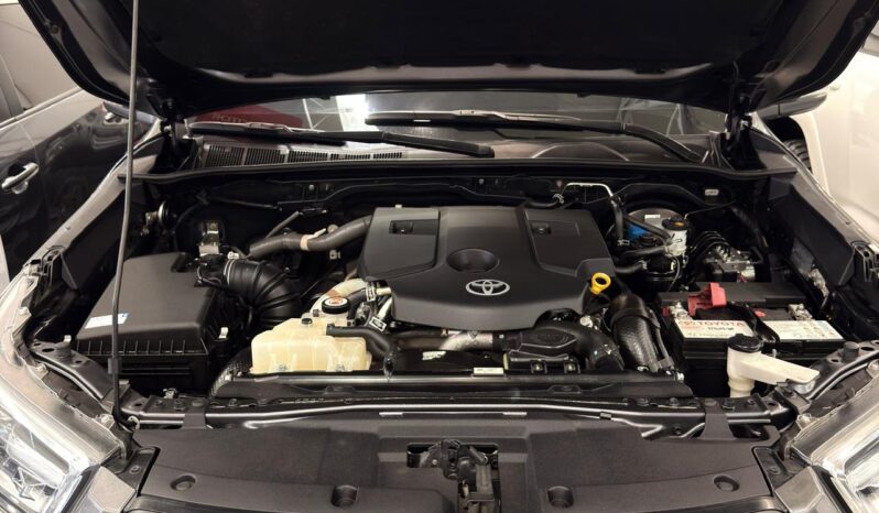 
								HILUX 2,4 4X4 DIESEL AT 2023 GRIS METALICO full									