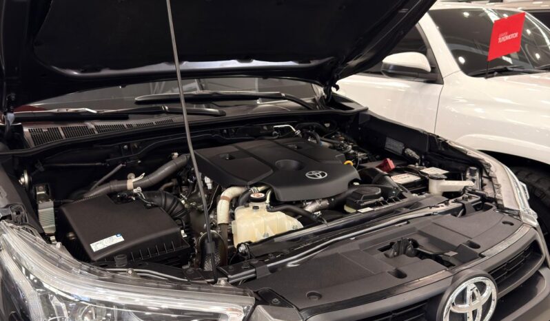 
								HILUX 2,4 4X4 DIESEL AT 2023 GRIS METALICO full									
