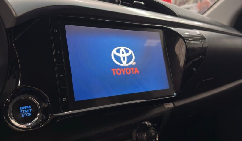 
								HILUX 2,4 4X4 DIESEL AT 2023 GRIS METALICO full									