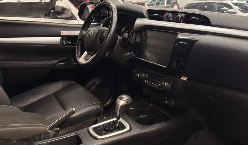 
								HILUX 2,4 4X4 DIESEL AT 2023 GRIS METALICO full									