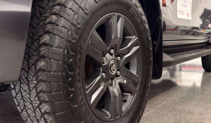 
								HILUX 2,4 4X4 DIESEL AT 2023 GRIS METALICO full									
