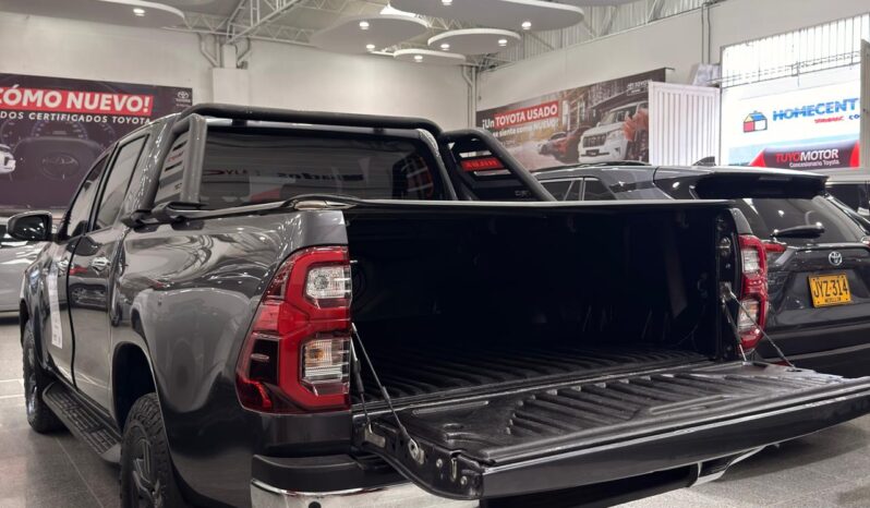 
								HILUX 2,4 4X4 DIESEL AT 2023 GRIS METALICO full									