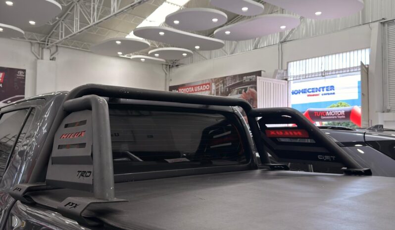 
								HILUX 2,4 4X4 DIESEL AT 2023 GRIS METALICO full									