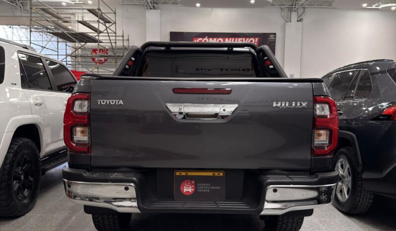 
								HILUX 2,4 4X4 DIESEL AT 2023 GRIS METALICO full									