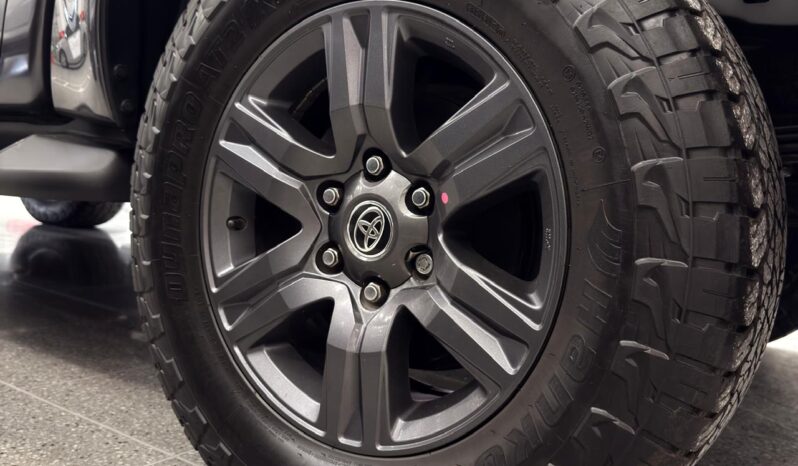 
								HILUX 2,4 4X4 DIESEL AT 2023 GRIS METALICO full									