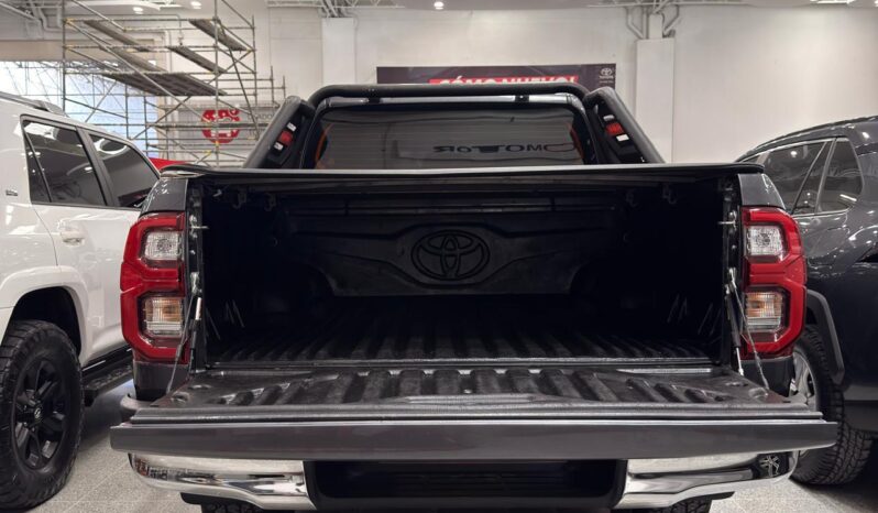 
								HILUX 2,4 4X4 DIESEL AT 2023 GRIS METALICO full									