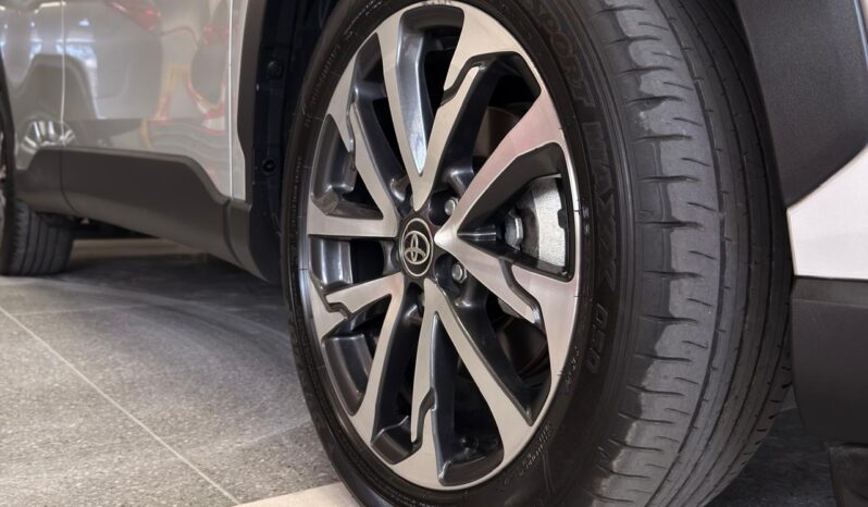 
								COROLLA CROSS SEG HV 2022 PLATA full									